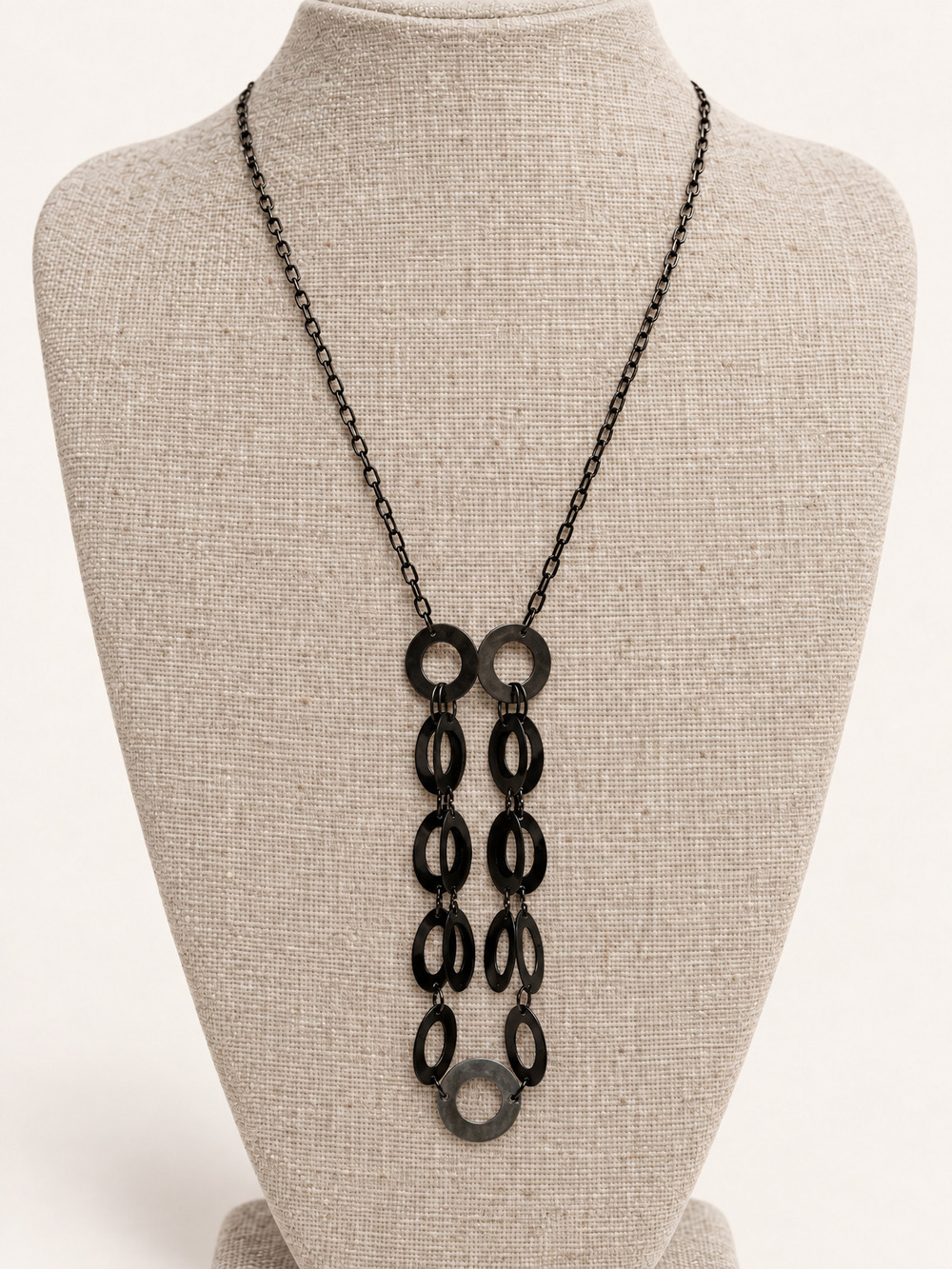 βοΈ Black Metal Necklace | Minimal Elegance | Excellent Condition π